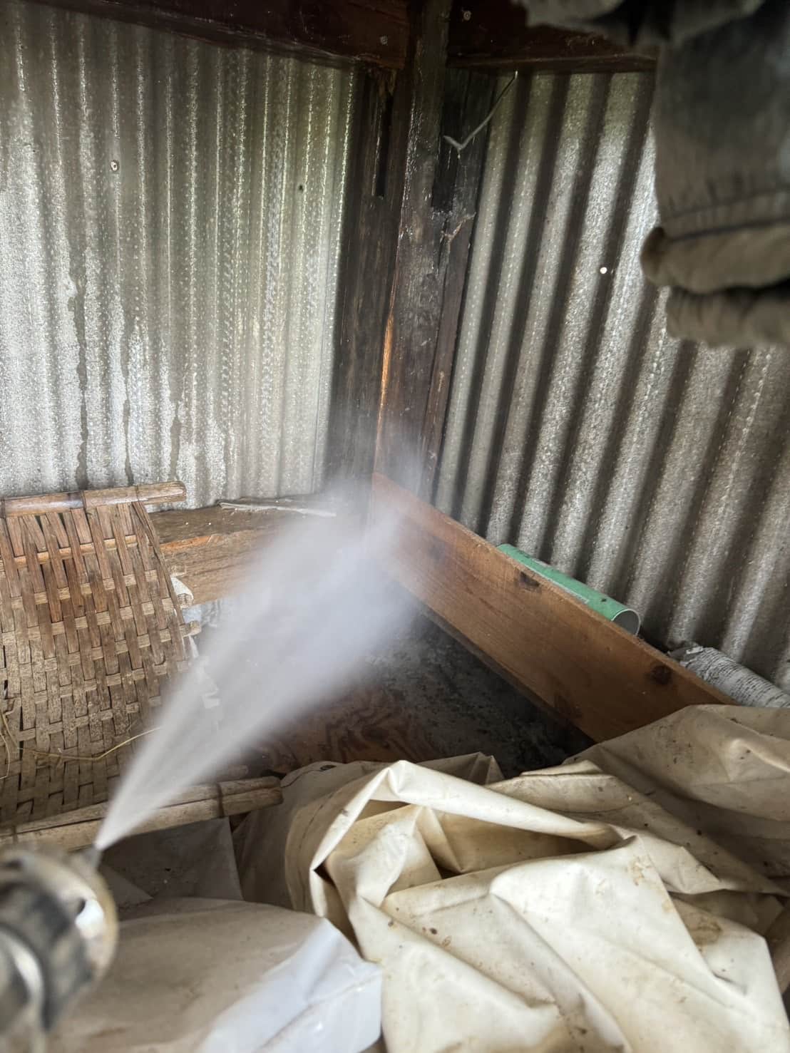 島根県益田市｜天井裏の異変と床下の湿気が招いた「上下の二重苦」。ネズミの侵入口封鎖とシロアリ根絶を同時完遂したワンストップ防除録